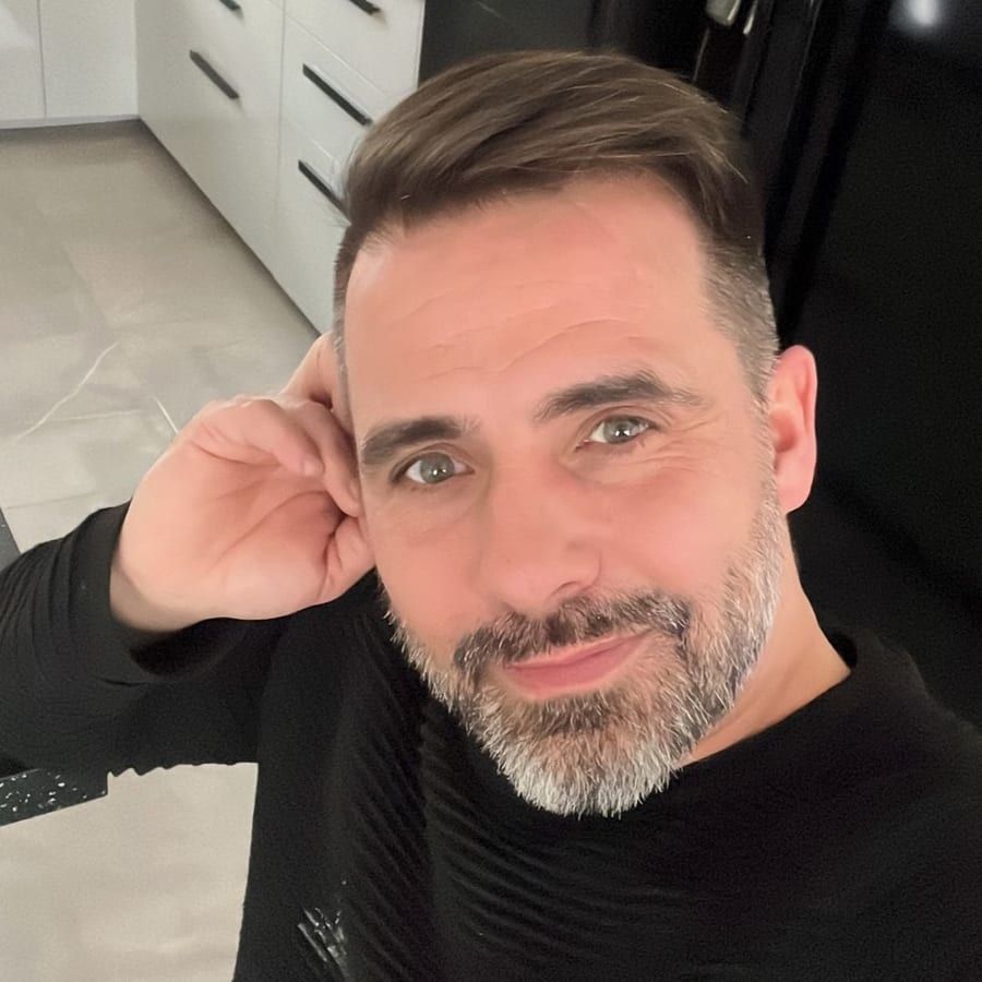 Profil de Yvon, 45 ans, Gay bars à Contra (Tessin)