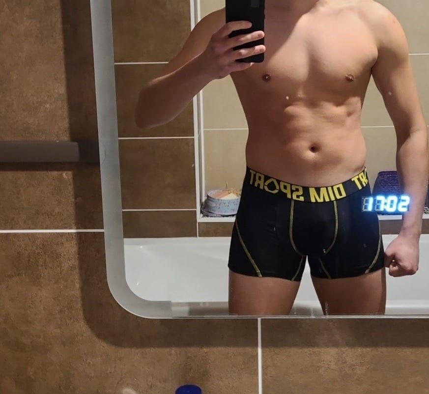 Awais - Gay bars à Veyrier Profil de Awais, 23 ans, Gay bars à Veyrier (Genève)