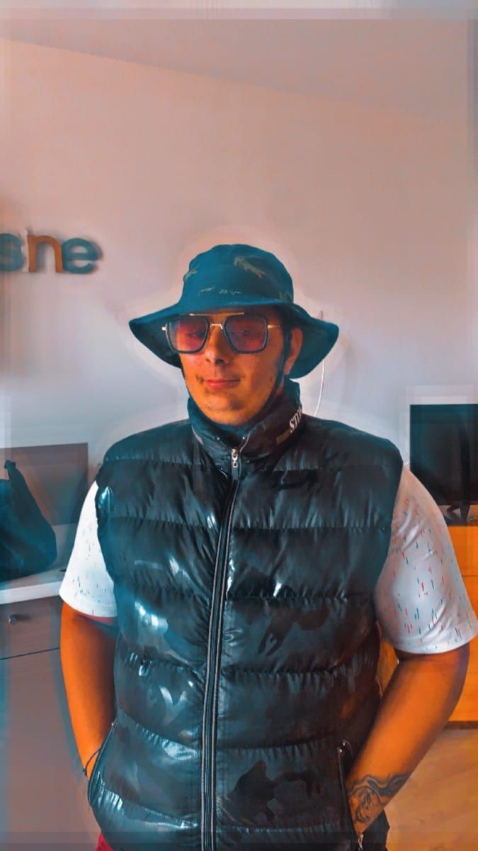 Hosni - Gay bars à Commugny Profil de Hosni, 27 ans, Gay bars à Commugny (Vaud)