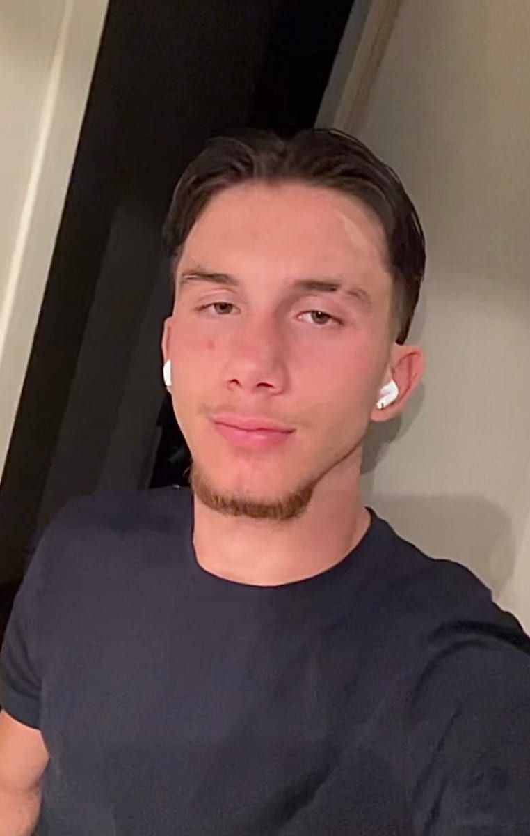 Profil de Nello, 25 ans, Gay bars à Froideville (Vaud)