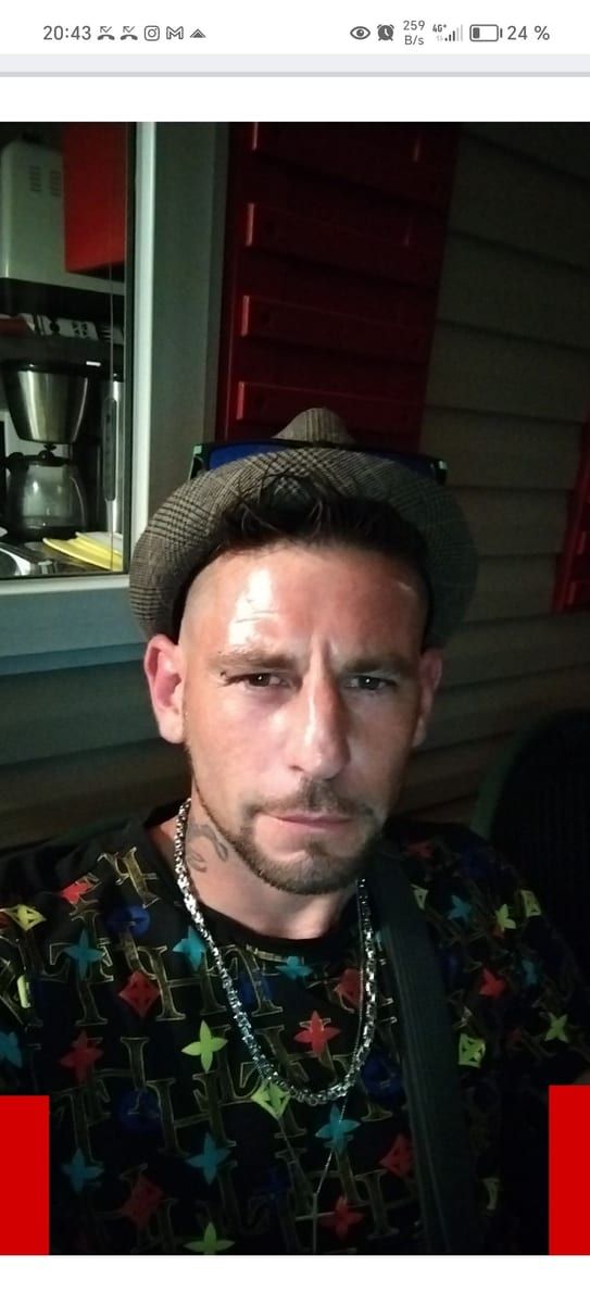 Profil de Nouredine, 26 ans, Gay bars à Celerina/Schlarigna (Grisons)