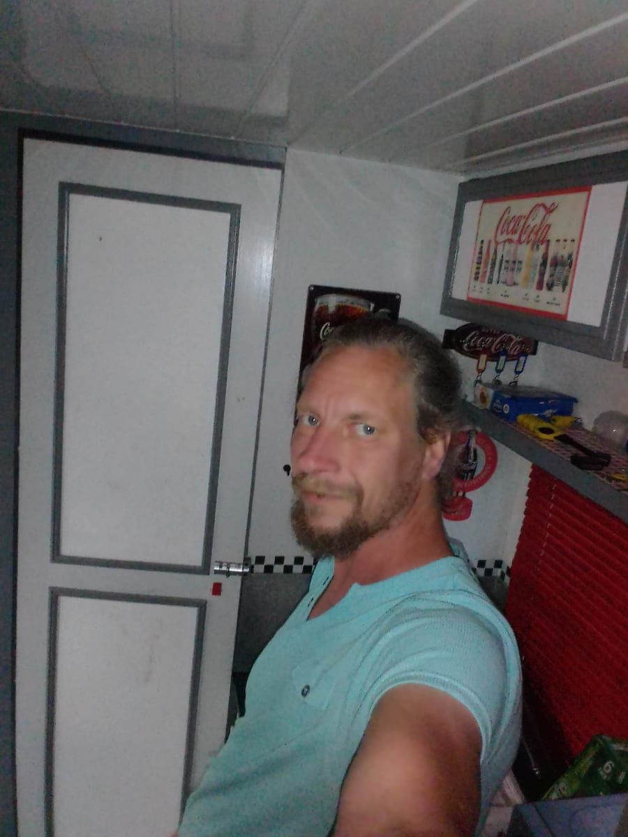Daan - Gay bars à Vogorno Profil de Daan, 27 ans, Gay bars à Vogorno (Tessin)